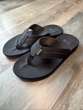 NWOT! Mens reef flip flops